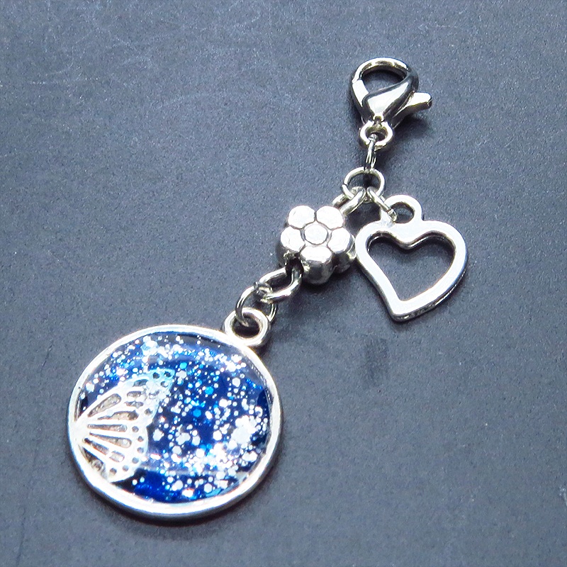 マスク・スマホチャーム ブルーレジンで彩色した蝶の羽と小さな花モチーフのチャーム ハート