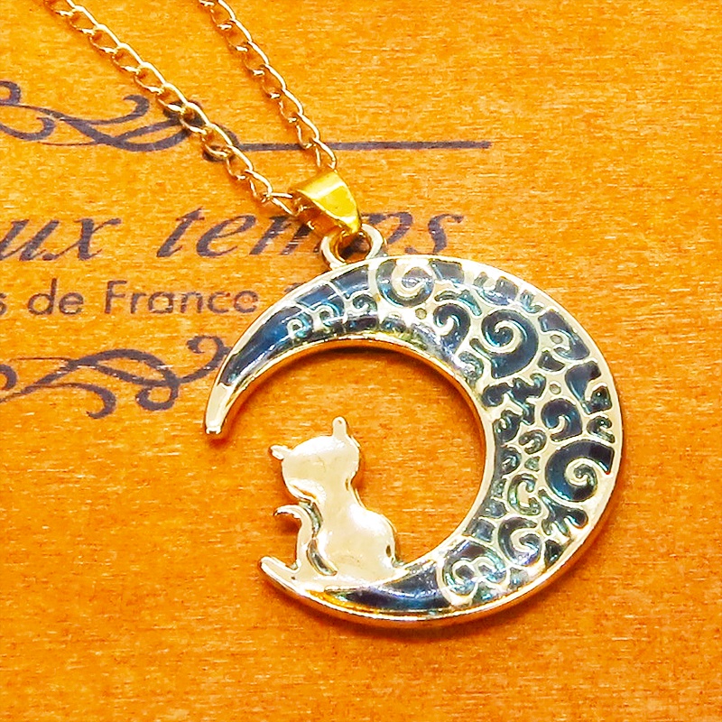 ゴールドカラー ブルームーン 猫が座る三日月チャームのネックレス 長さ調整可 ステンレス可