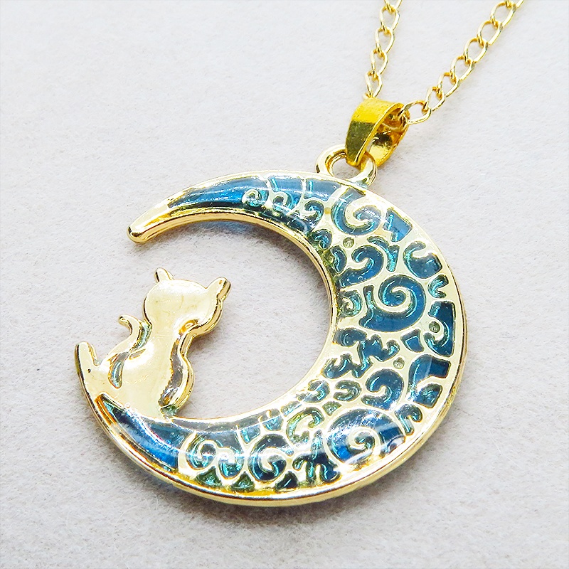 ゴールドカラー ブルームーン 猫が座る三日月チャームのネックレス 長さ調整可 ステンレス可
