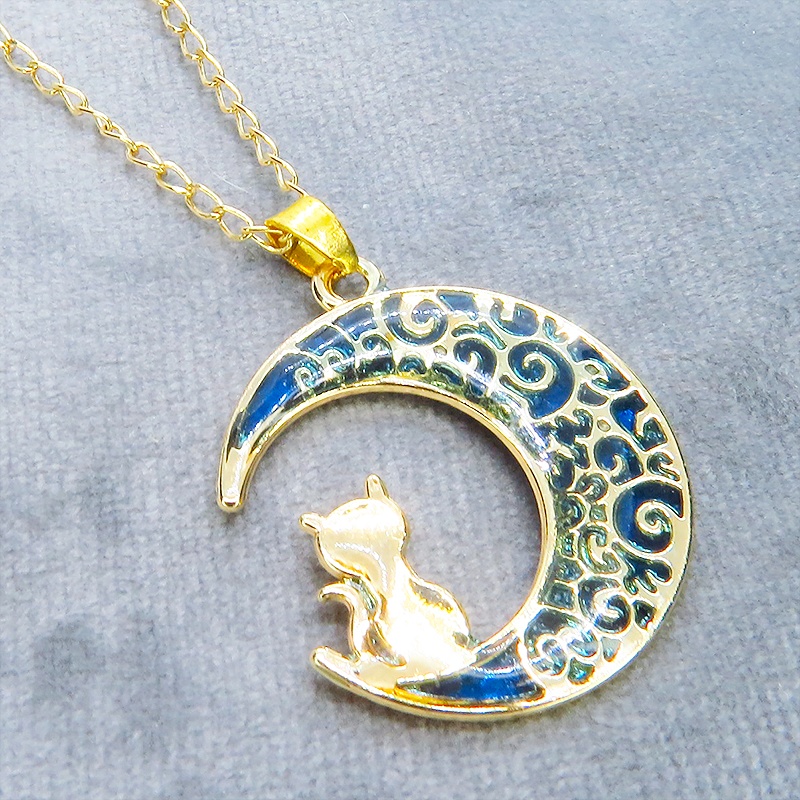 ゴールドカラー ブルームーン 猫が座る三日月チャームのネックレス 長さ調整可 ステンレス可
