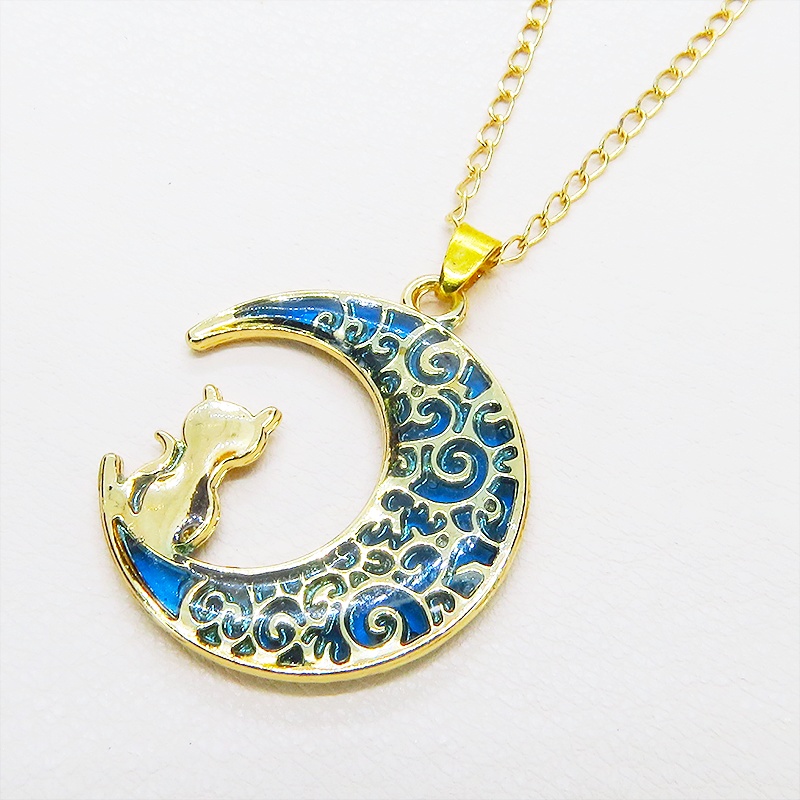 ゴールドカラー ブルームーン 猫が座る三日月チャームのネックレス 長さ調整可 ステンレス可