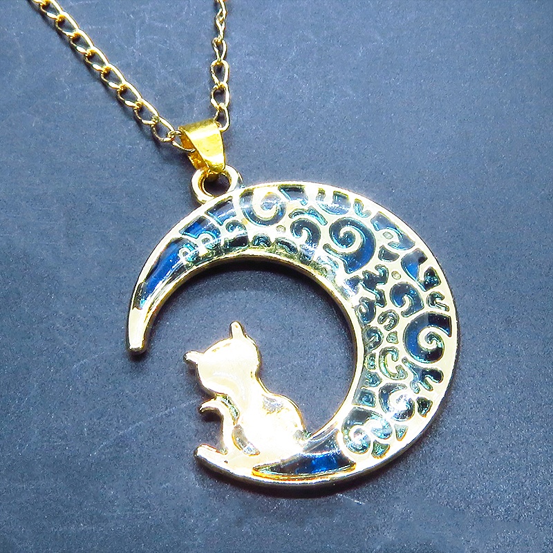 ゴールドカラー ブルームーン 猫が座る三日月チャームのネックレス 長さ調整可 ステンレス可