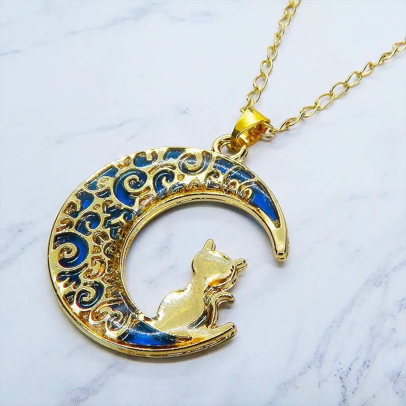ゴールドカラー ブルームーン 猫が座る三日月チャームのネックレス 長さ調整可 ステンレス可