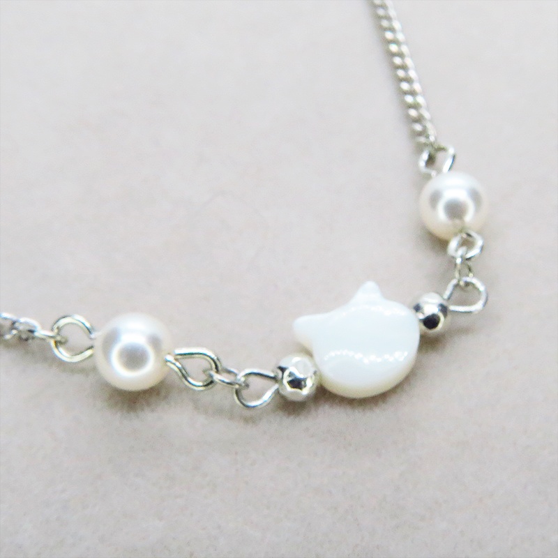 シルバーカラー 白蝶貝(シェル)の猫モチーフのブレスレット スワロフスキーパール アジャスター付 マザーオブパール