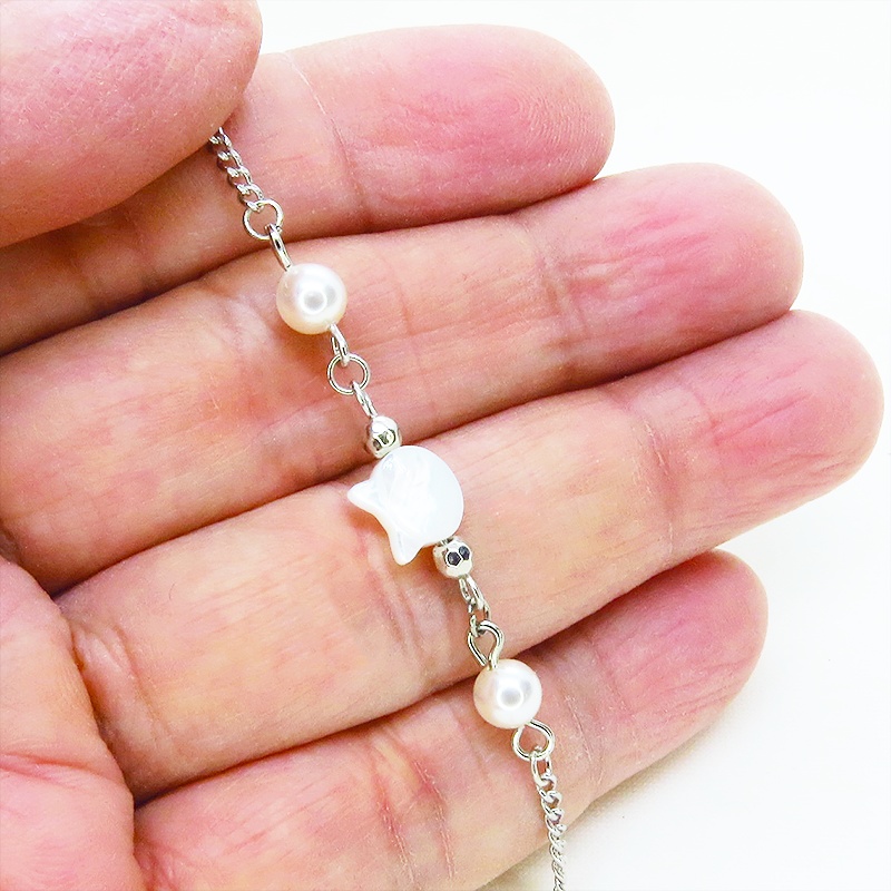 シルバーカラー 白蝶貝(シェル)の猫モチーフのブレスレット スワロフスキーパール アジャスター付 マザーオブパール