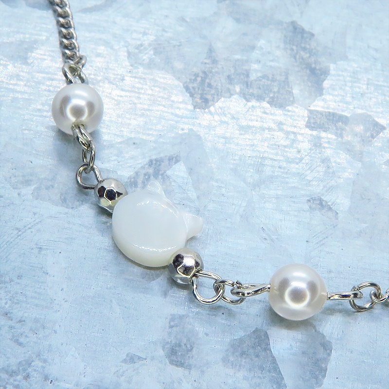 シルバーカラー 白蝶貝(シェル)の猫モチーフのブレスレット スワロフスキーパール アジャスター付 マザーオブパール