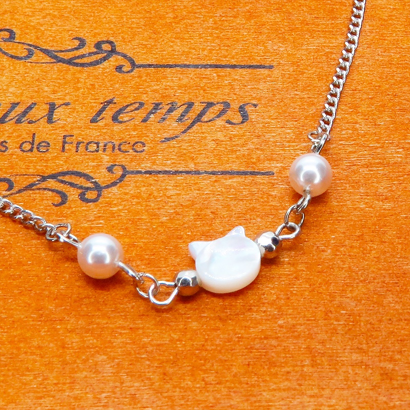 シルバーカラー 白蝶貝(シェル)の猫モチーフのブレスレット スワロフスキーパール アジャスター付 マザーオブパール