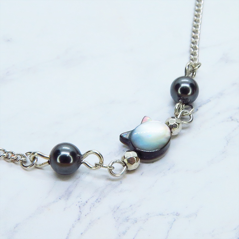 シルバーカラー 黒蝶貝(シェル)の猫モチーフのブレスレット スワロフスキーパール アジャスター付 マザーオブパール