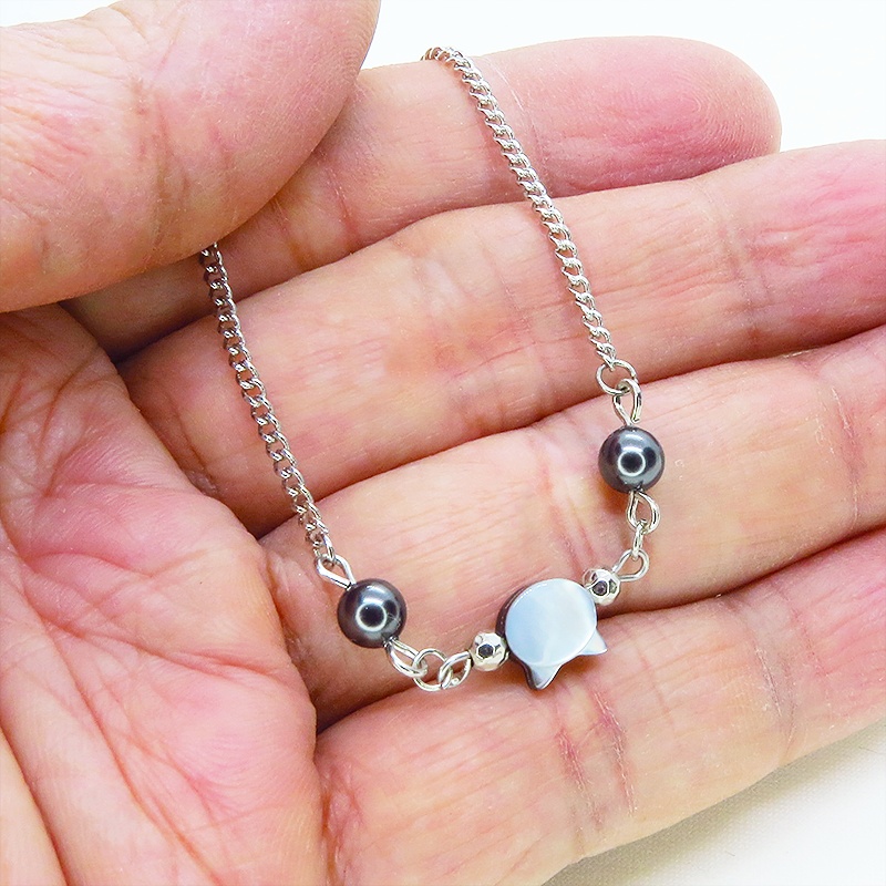 シルバーカラー 黒蝶貝(シェル)の猫モチーフのブレスレット スワロフスキーパール アジャスター付 マザーオブパール