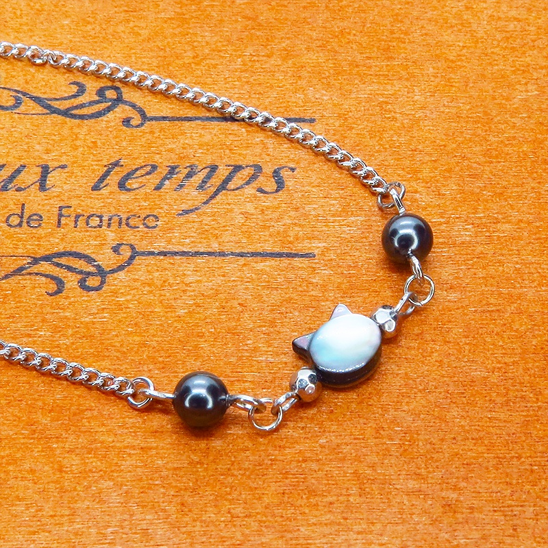 シルバーカラー 黒蝶貝(シェル)の猫モチーフのブレスレット スワロフスキーパール アジャスター付 マザーオブパール