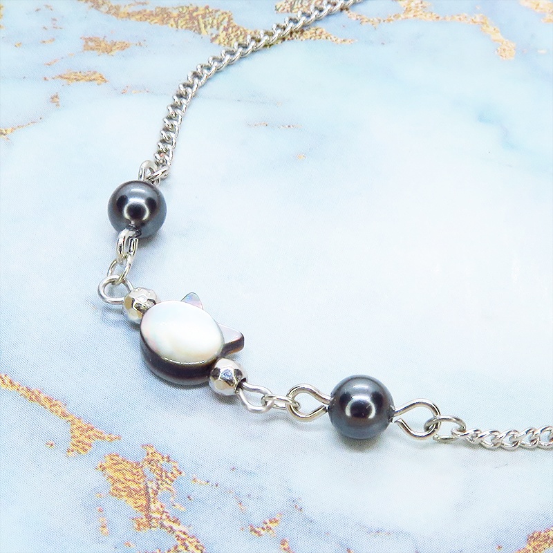 シルバーカラー 黒蝶貝(シェル)の猫モチーフのブレスレット スワロフスキーパール アジャスター付 マザーオブパール