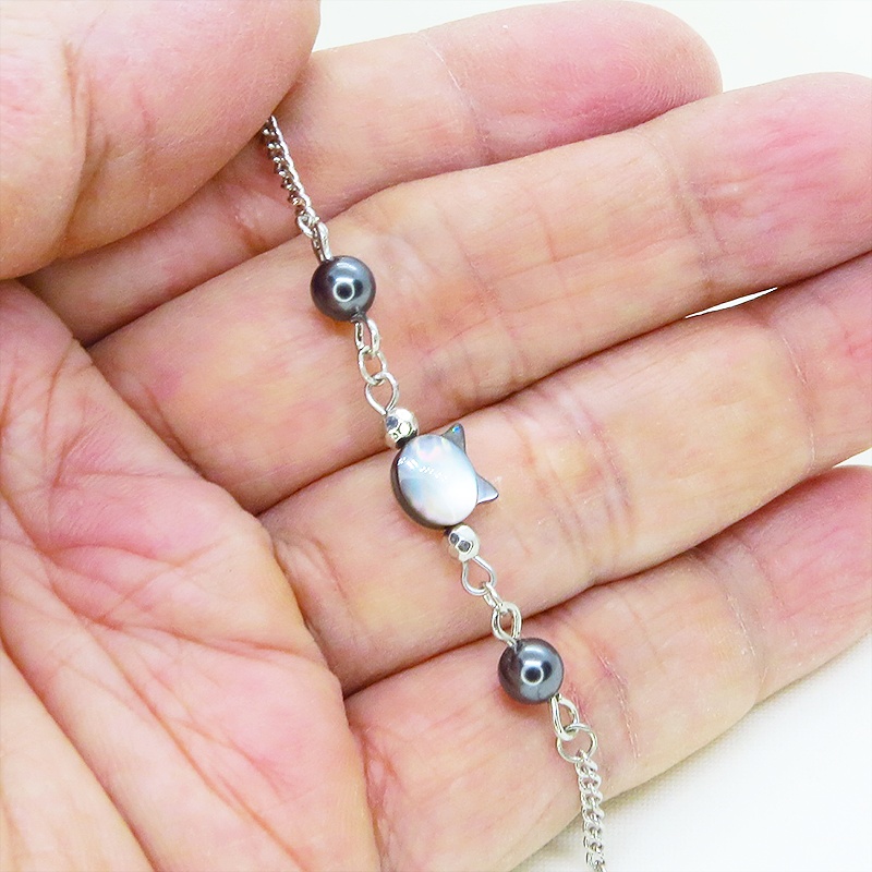 シルバーカラー 黒蝶貝(シェル)の猫モチーフのブレスレット スワロフスキーパール アジャスター付 マザーオブパール