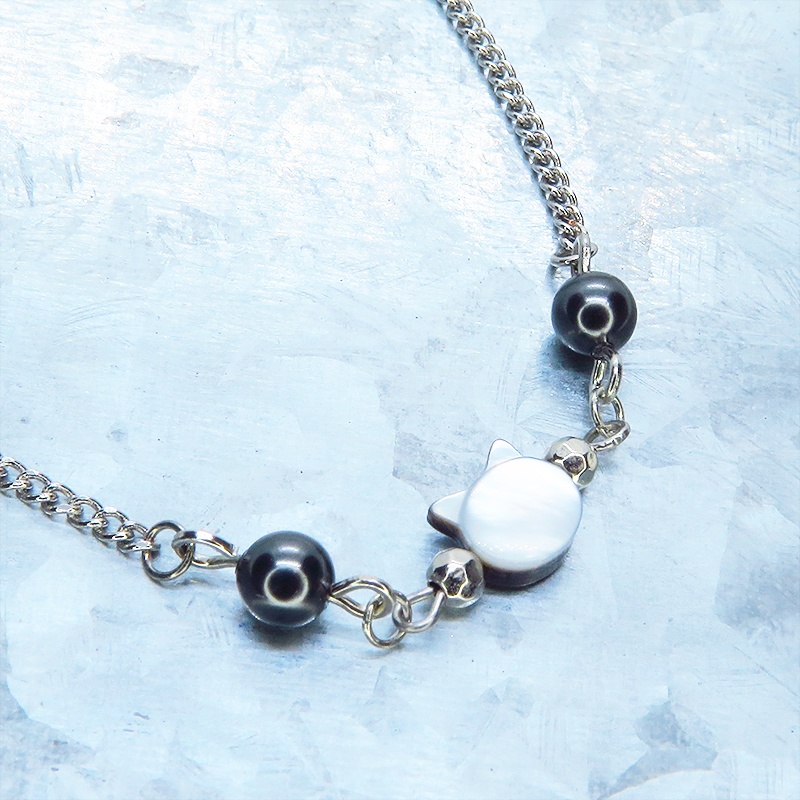 シルバーカラー 黒蝶貝(シェル)の猫モチーフのブレスレット スワロフスキーパール アジャスター付 マザーオブパール