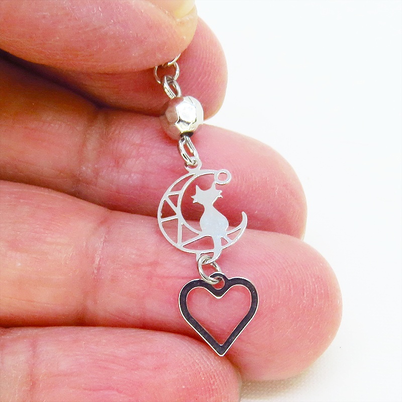 シルバーカラー 猫が乗る透かし三日月とオープンハートのピアス サージカル可