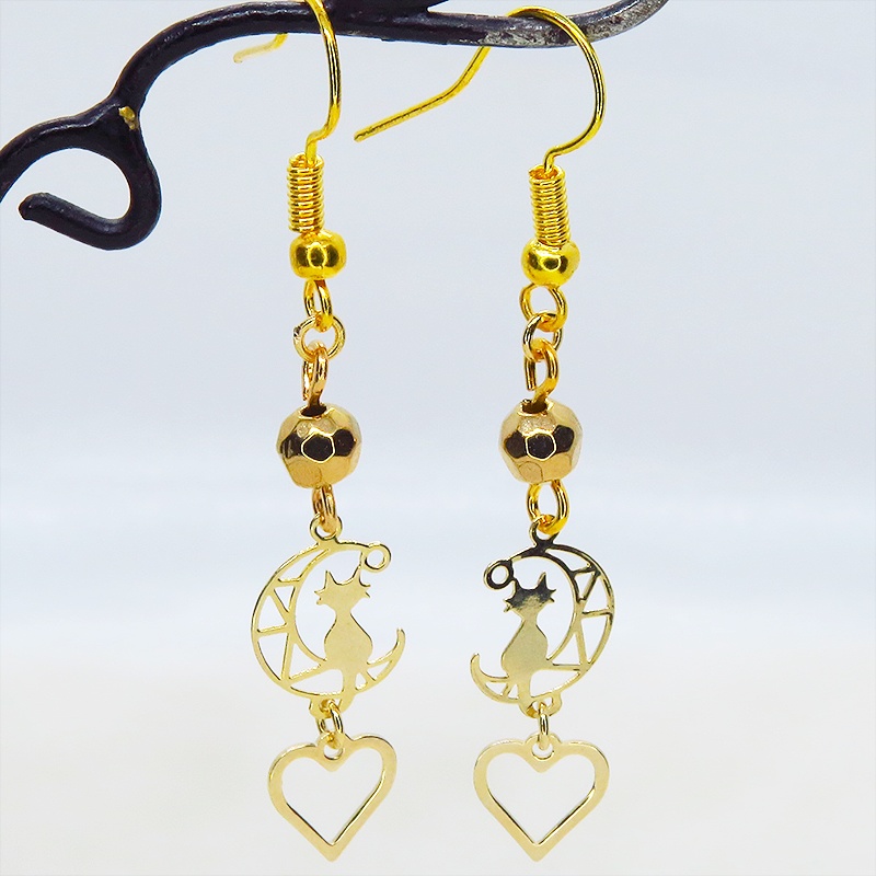 ゴールドカラー 猫が乗る透かし三日月とオープンハートのピアス サージカル可