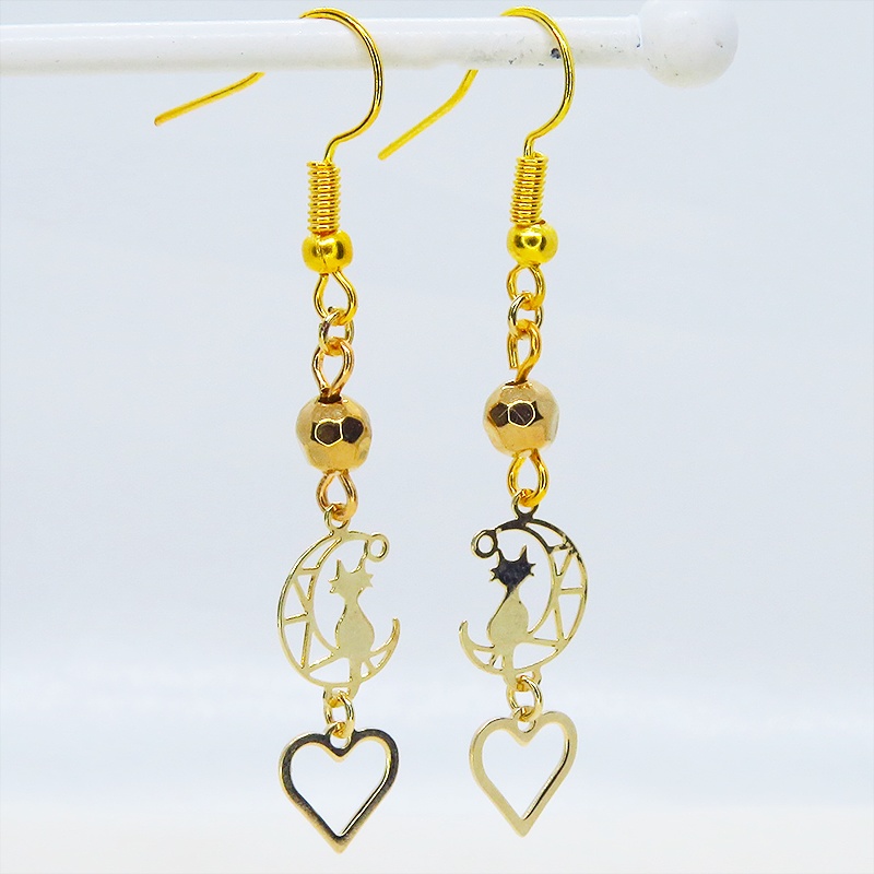ゴールドカラー 猫が乗る透かし三日月とオープンハートのピアス サージカル可