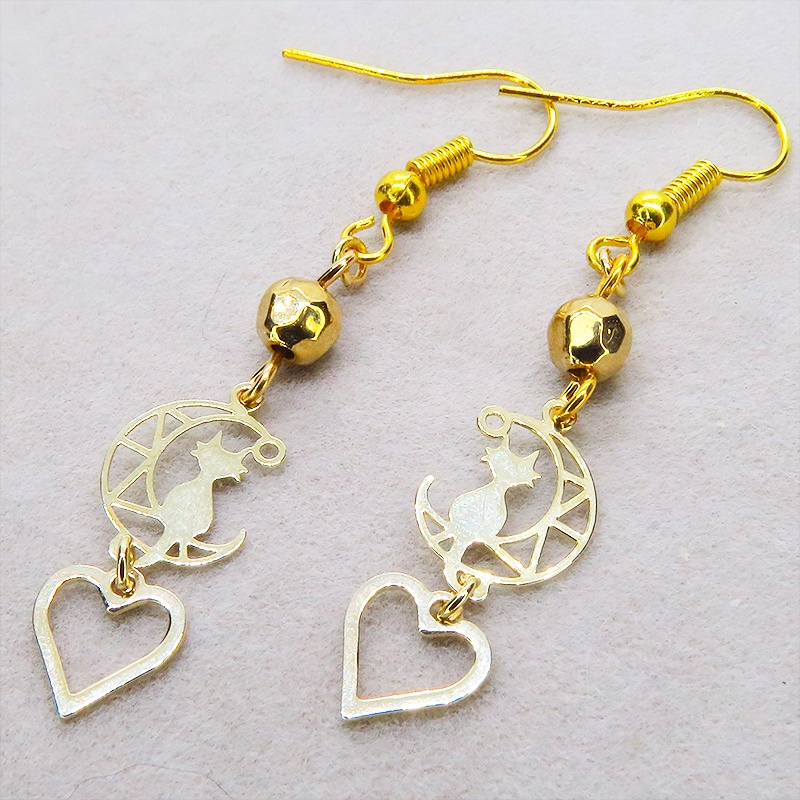 ゴールドカラー 猫が乗る透かし三日月とオープンハートのピアス サージカル可