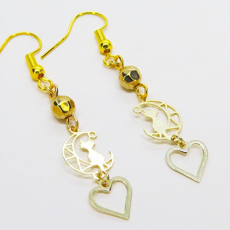 ゴールドカラー 猫が乗る透かし三日月とオープンハートのピアス サージカル可
