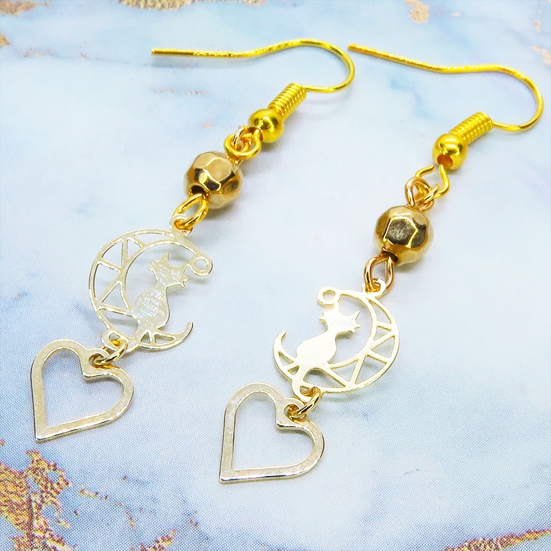 ゴールドカラー 猫が乗る透かし三日月とオープンハートのピアス サージカル可