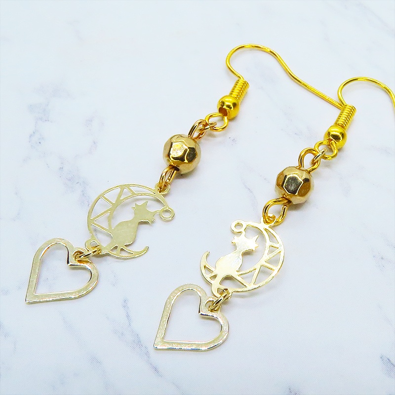 ゴールドカラー 猫が乗る透かし三日月とオープンハートのピアス サージカル可