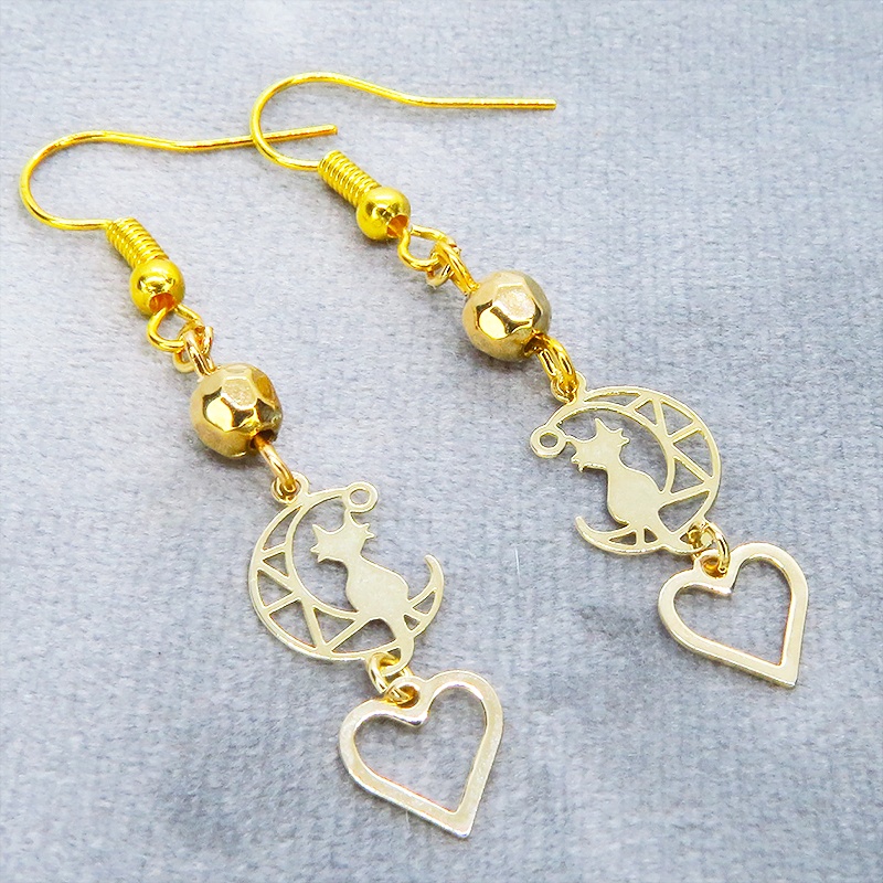 ゴールドカラー 猫が乗る透かし三日月とオープンハートのピアス サージカル可