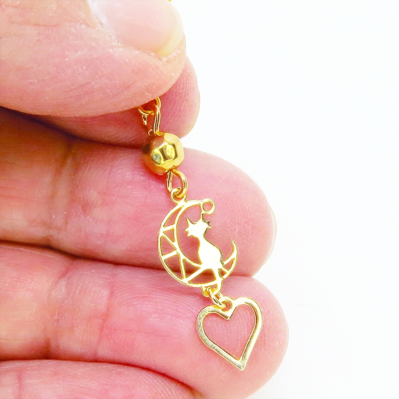 ゴールドカラー 猫が乗る透かし三日月とオープンハートのピアス サージカル可