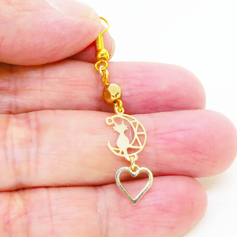 ゴールドカラー 猫が乗る透かし三日月とオープンハートのピアス サージカル可