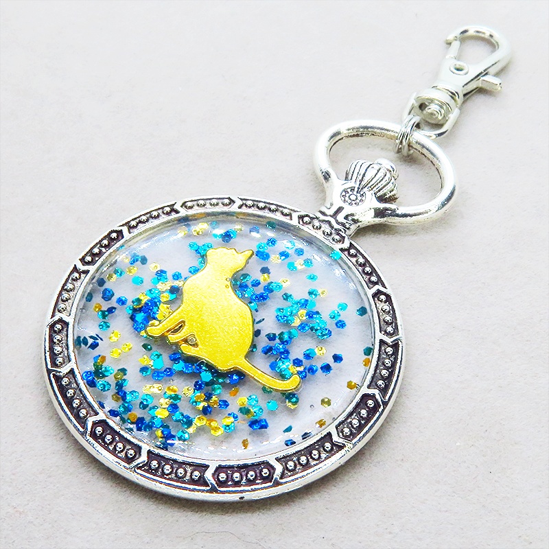 アンティークシルバー ゴールドカラーのお座り猫の懐中時計型のキーホルダー 金具変更可