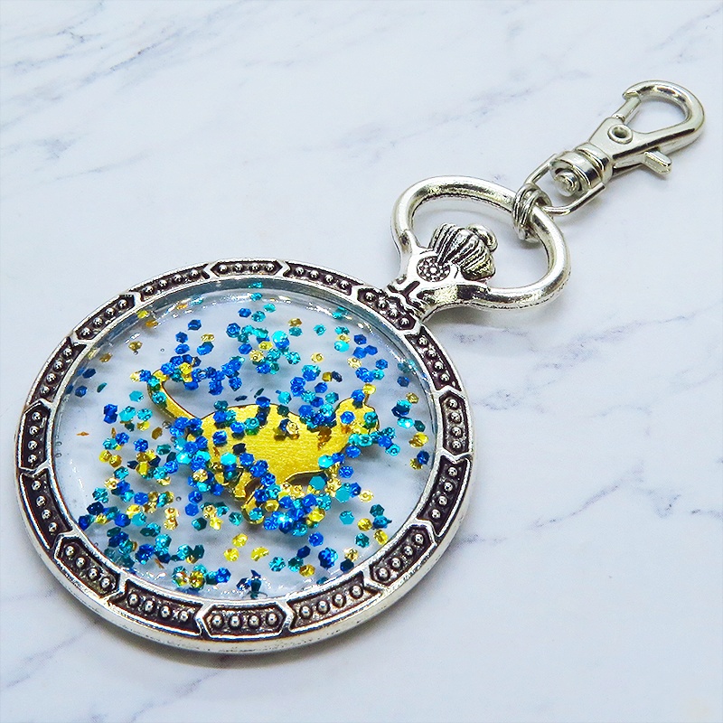 アンティークシルバー ゴールドカラーのお座り猫の懐中時計型のキーホルダー 金具変更可