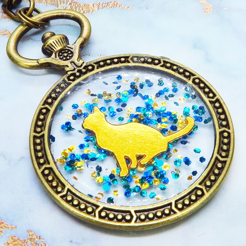 アンティークゴールド ゴールドカラーのお座り猫の懐中時計型のキーホルダー 金具変更可