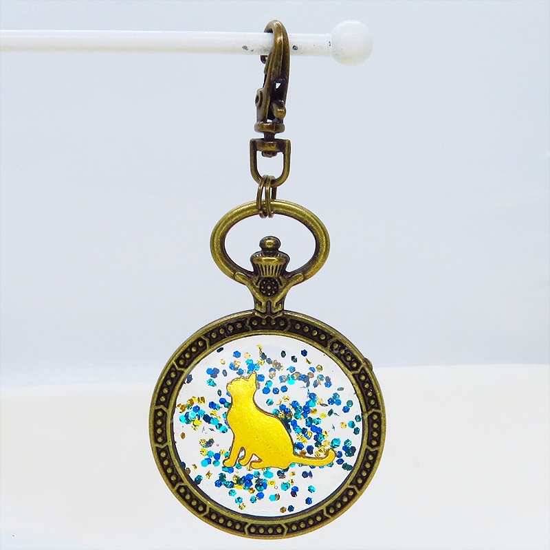 アンティークゴールド ゴールドカラーのお座り猫の懐中時計型のキーホルダー 金具変更可