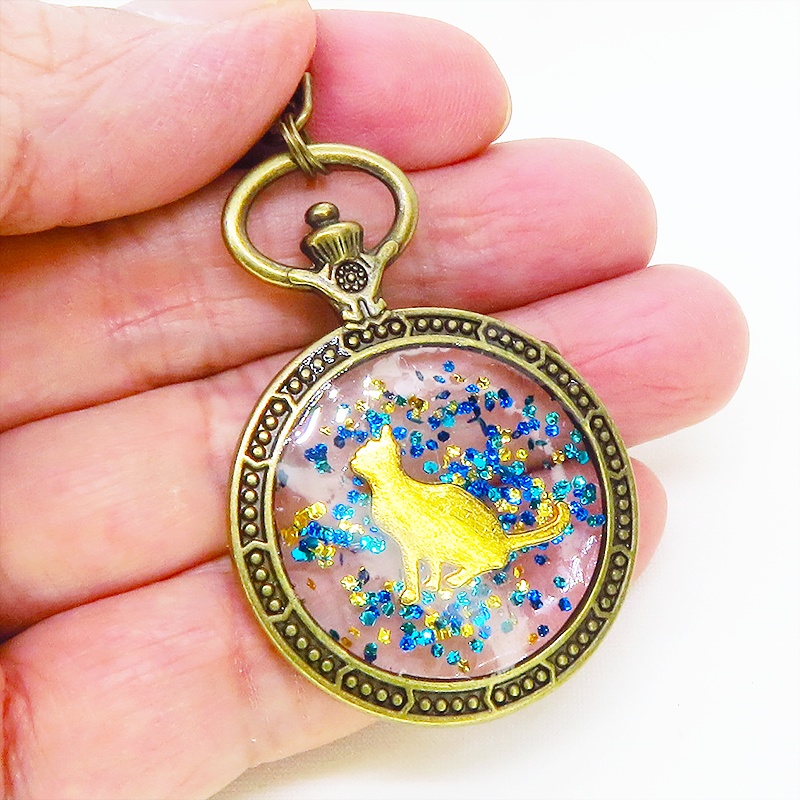 アンティークゴールド ゴールドカラーのお座り猫の懐中時計型のキーホルダー 金具変更可