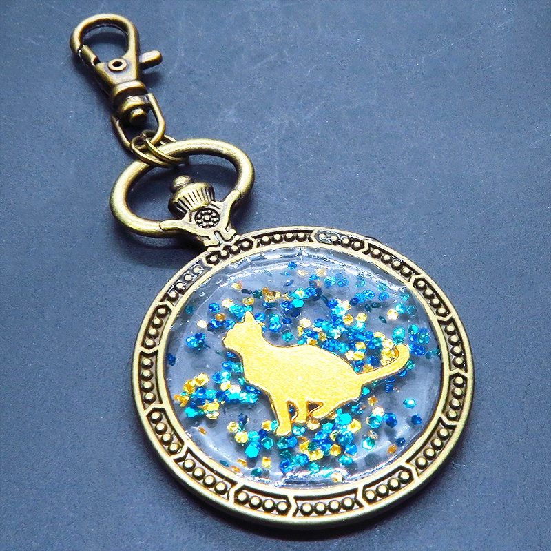 アンティークゴールド ゴールドカラーのお座り猫の懐中時計型のキーホルダー 金具変更可