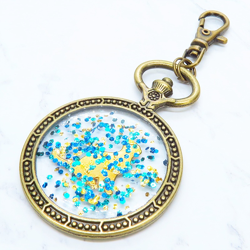 アンティークゴールド ゴールドカラーのお座り猫の懐中時計型のキーホルダー 金具変更可