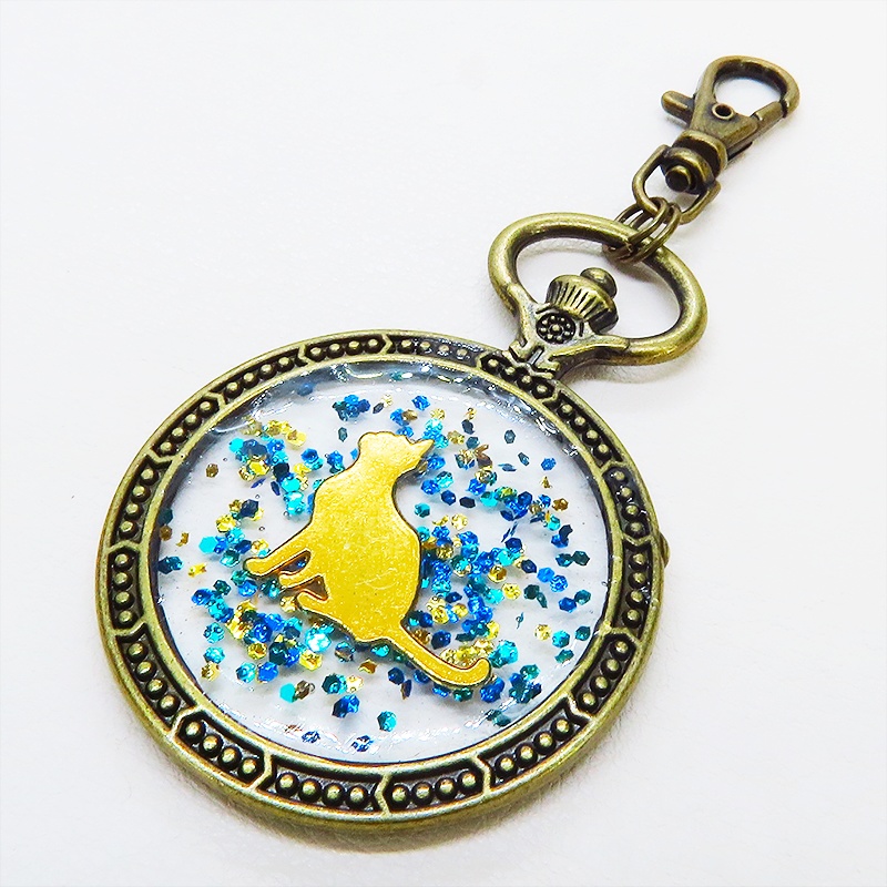 アンティークゴールド ゴールドカラーのお座り猫の懐中時計型のキーホルダー 金具変更可