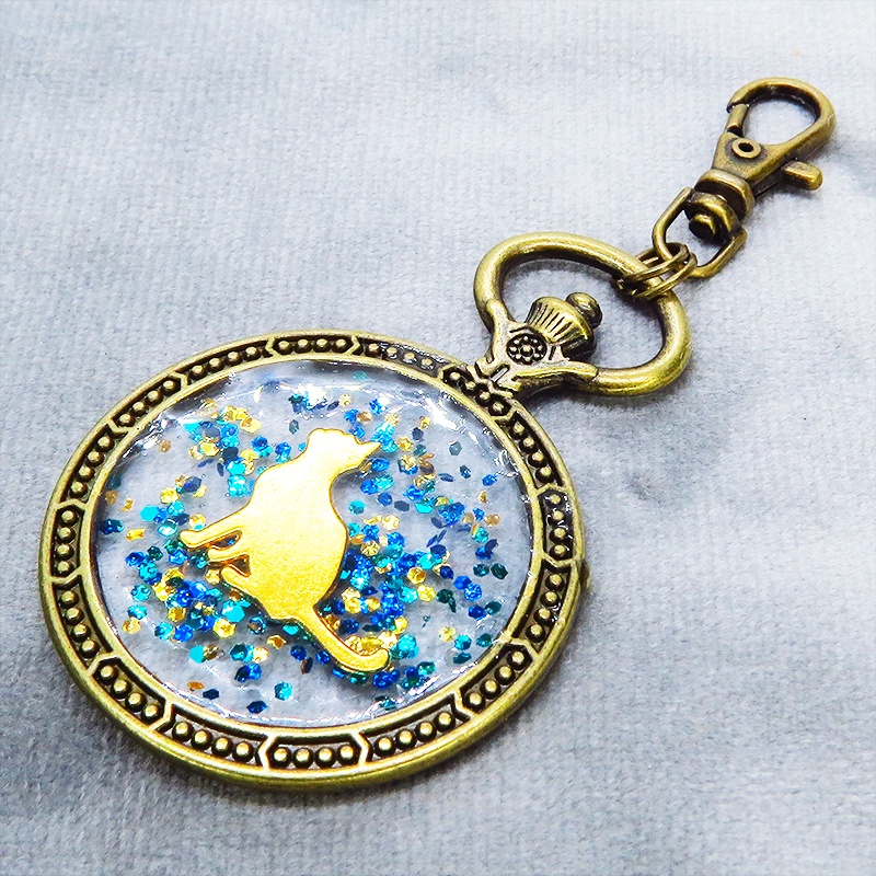 アンティークゴールド ゴールドカラーのお座り猫の懐中時計型のキーホルダー 金具変更可