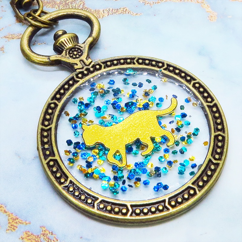 アンティークゴールド ゴールドカラーの歩き猫の懐中時計型のキーホルダー 金具変更可