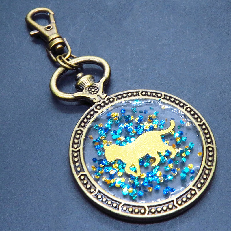 アンティークゴールド ゴールドカラーの歩き猫の懐中時計型のキーホルダー 金具変更可