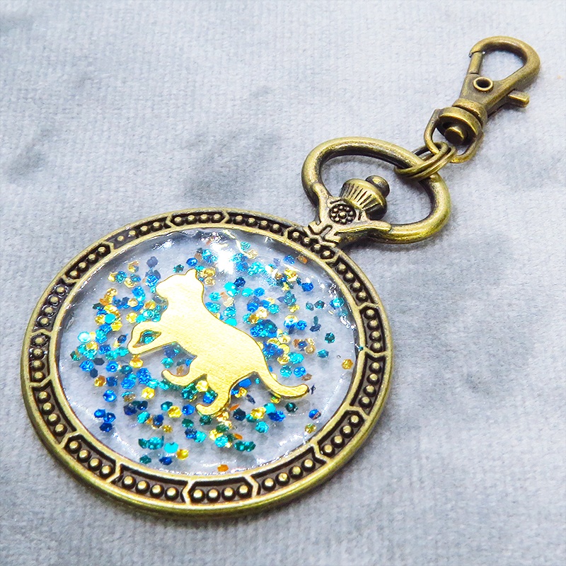 アンティークゴールド ゴールドカラーの歩き猫の懐中時計型のキーホルダー 金具変更可