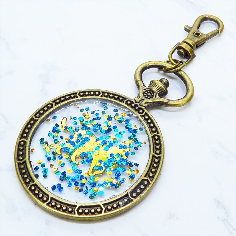 アンティークゴールド ゴールドカラーの歩き猫の懐中時計型のキーホルダー 金具変更可