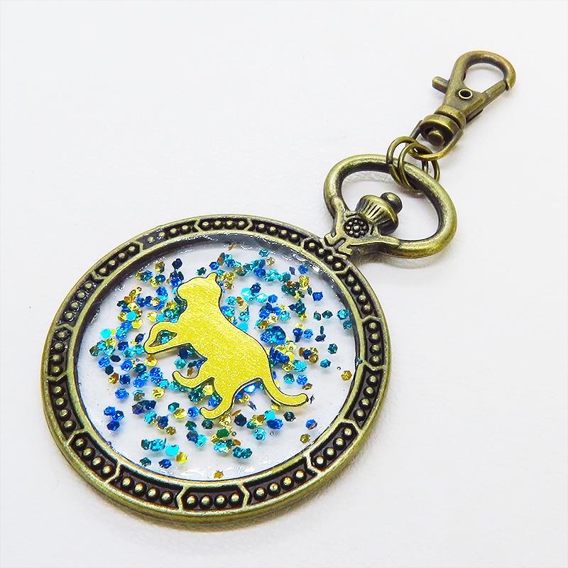 アンティークゴールド ゴールドカラーの歩き猫の懐中時計型のキーホルダー 金具変更可