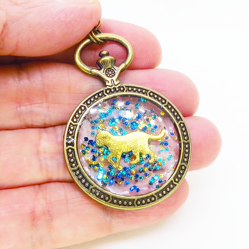 アンティークゴールド ゴールドカラーの歩き猫の懐中時計型のキーホルダー 金具変更可