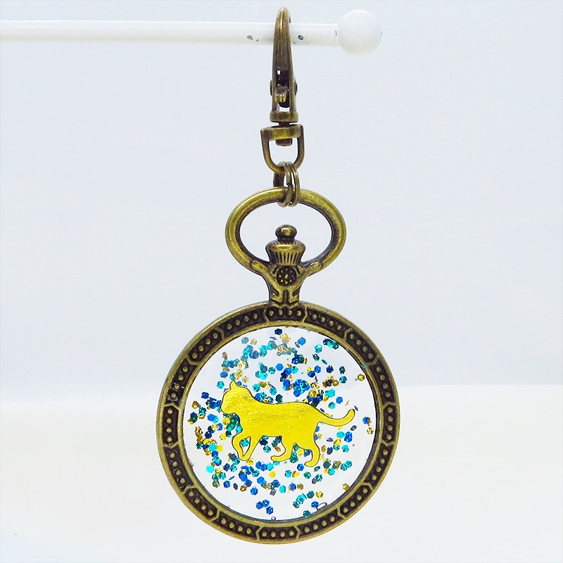 アンティークゴールド ゴールドカラーの歩き猫の懐中時計型のキーホルダー 金具変更可
