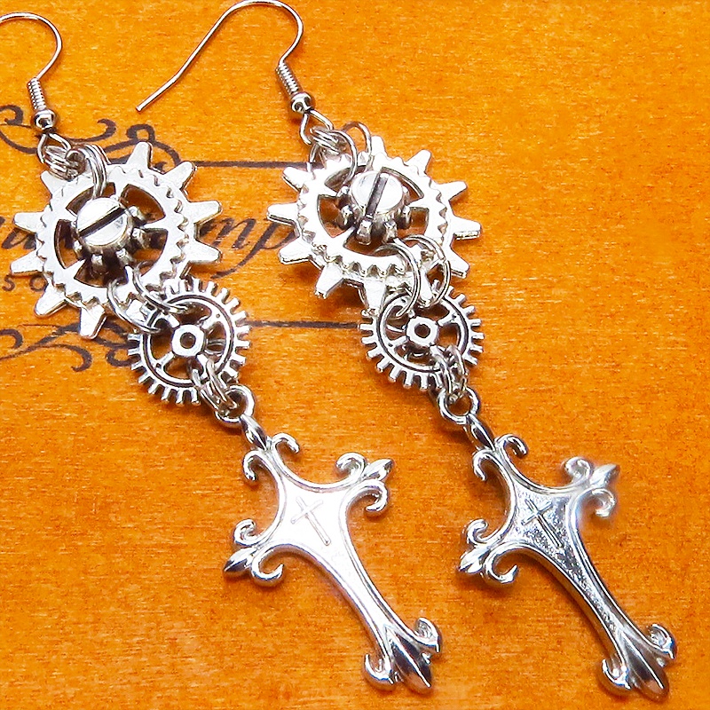 アンティークシルバー ロザリオと歯車を組合せたスリムなスチームパンク風ピアス サージカル可