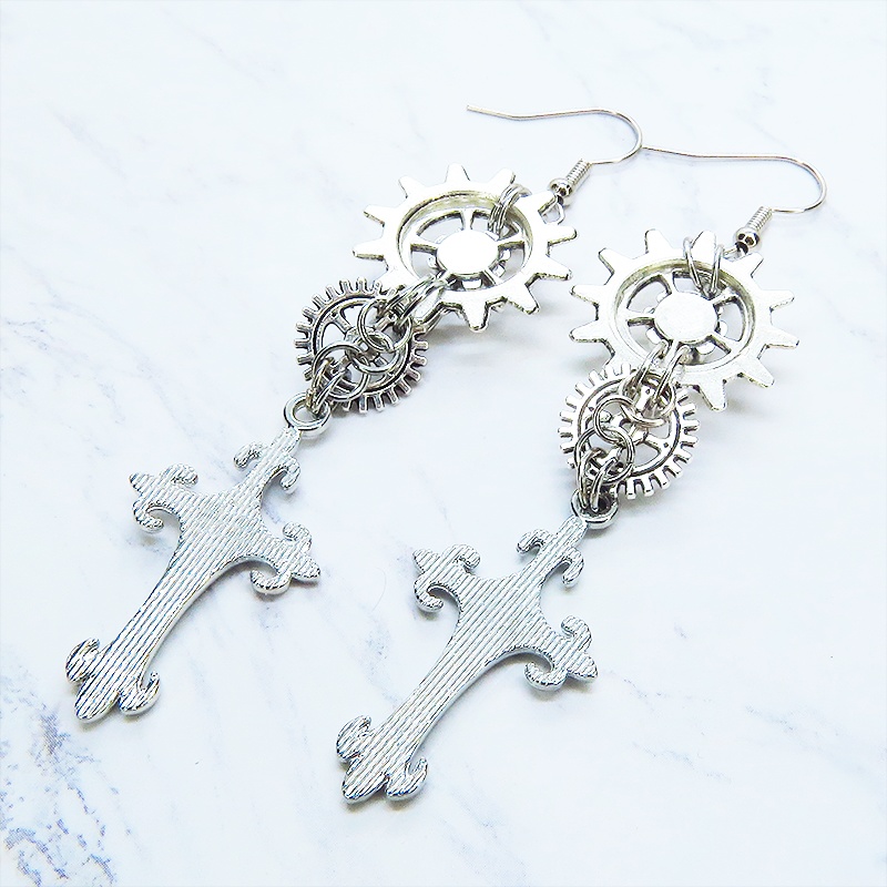 アンティークシルバー ロザリオと歯車を組合せたスリムなスチームパンク風ピアス サージカル可