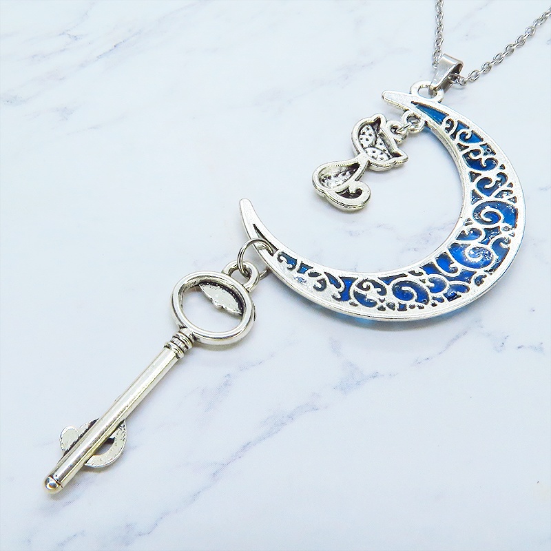 アンティークシルバー ブルームーン マリンブルーの三日月に猫と鍵を吊り下げたネックレス 長さ調整可