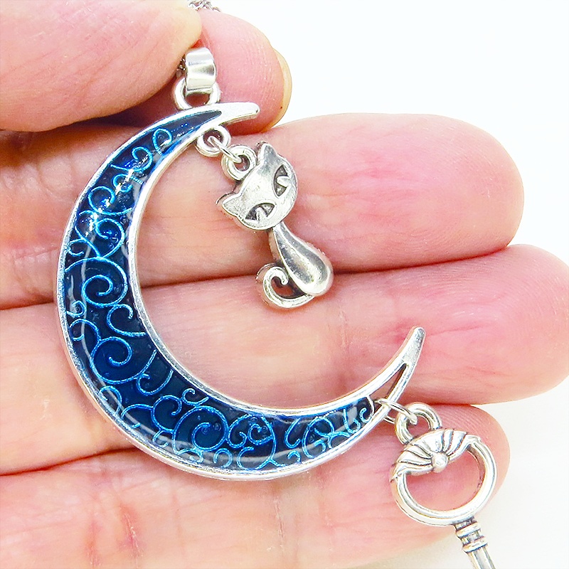 アンティークシルバー ブルームーン マリンブルーの三日月に猫と鍵を吊り下げたネックレス 長さ調整可