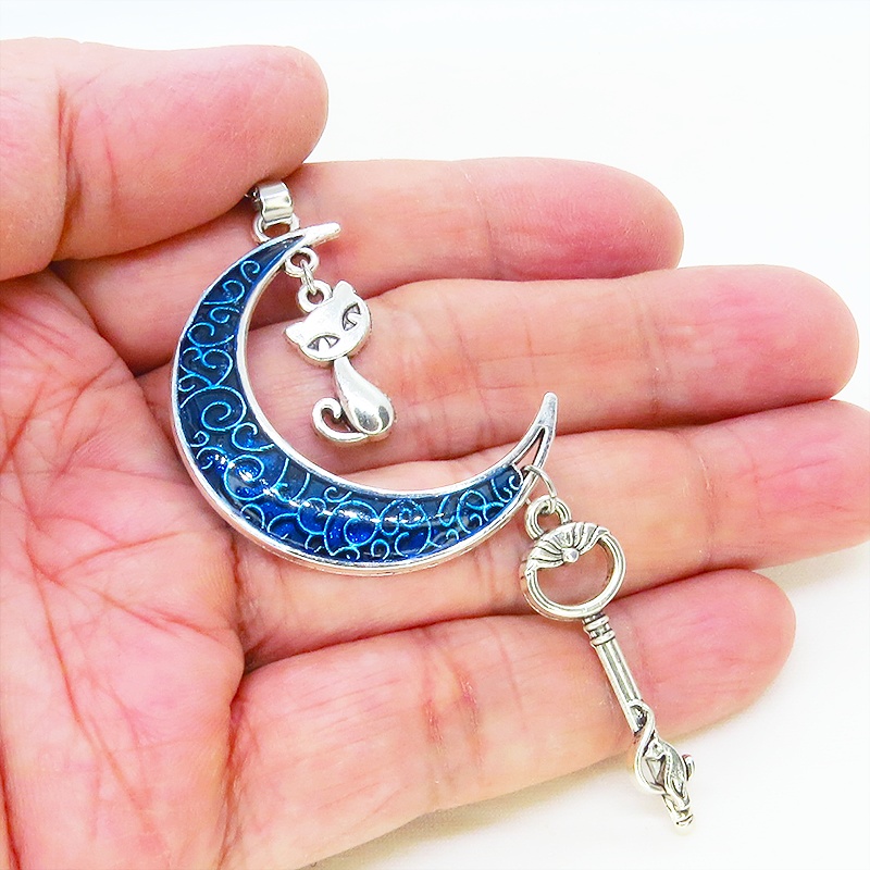 アンティークシルバー ブルームーン マリンブルーの三日月に猫と鍵を吊り下げたネックレス 長さ調整可