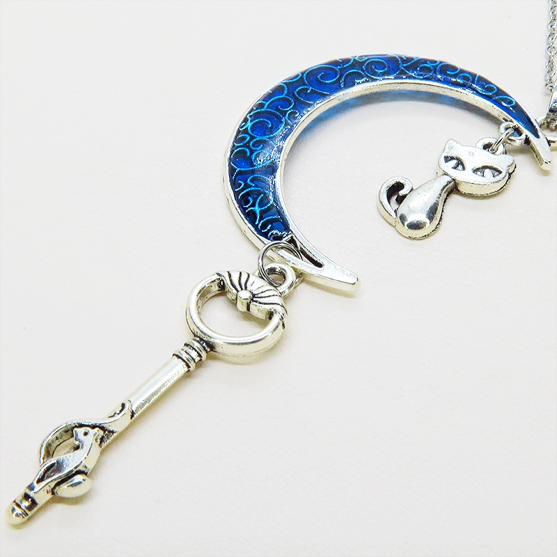 アンティークシルバー ブルームーン マリンブルーの三日月に猫と鍵を吊り下げたネックレス 長さ調整可