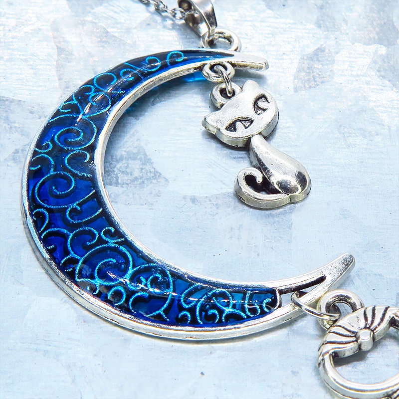 アンティークシルバー ブルームーン マリンブルーの三日月に猫と鍵を吊り下げたネックレス 長さ調整可